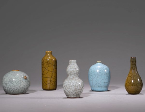 3202：A Group of Various Glaze Snuff Bottles