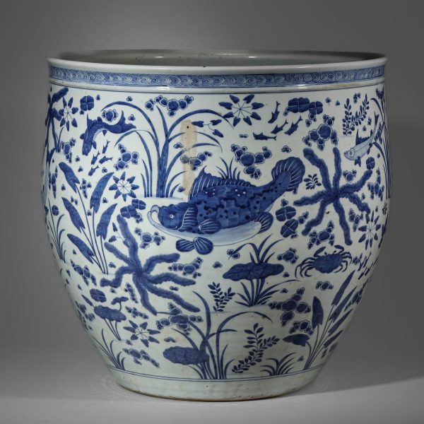 3255：Blue and White Fish and Algae Pattern Jar