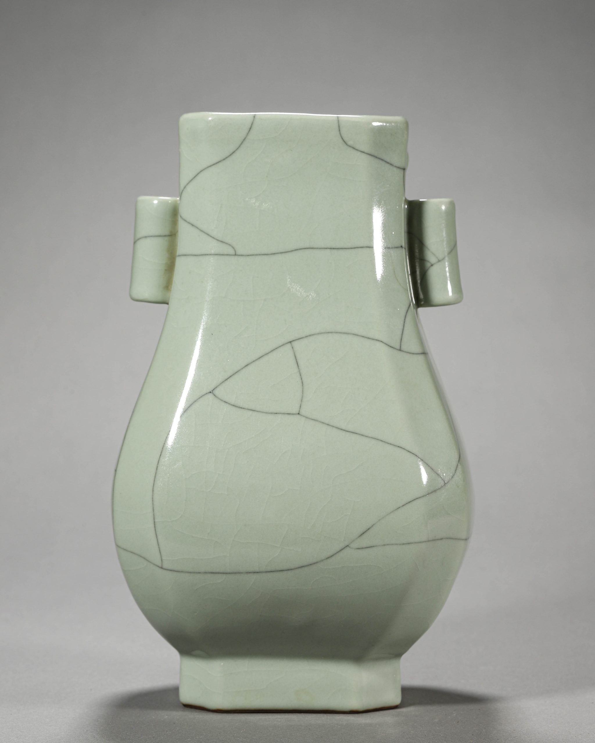 4118:A Chinese guan kiln vase with two ears, Qing Dynasty, Yongzheng period.