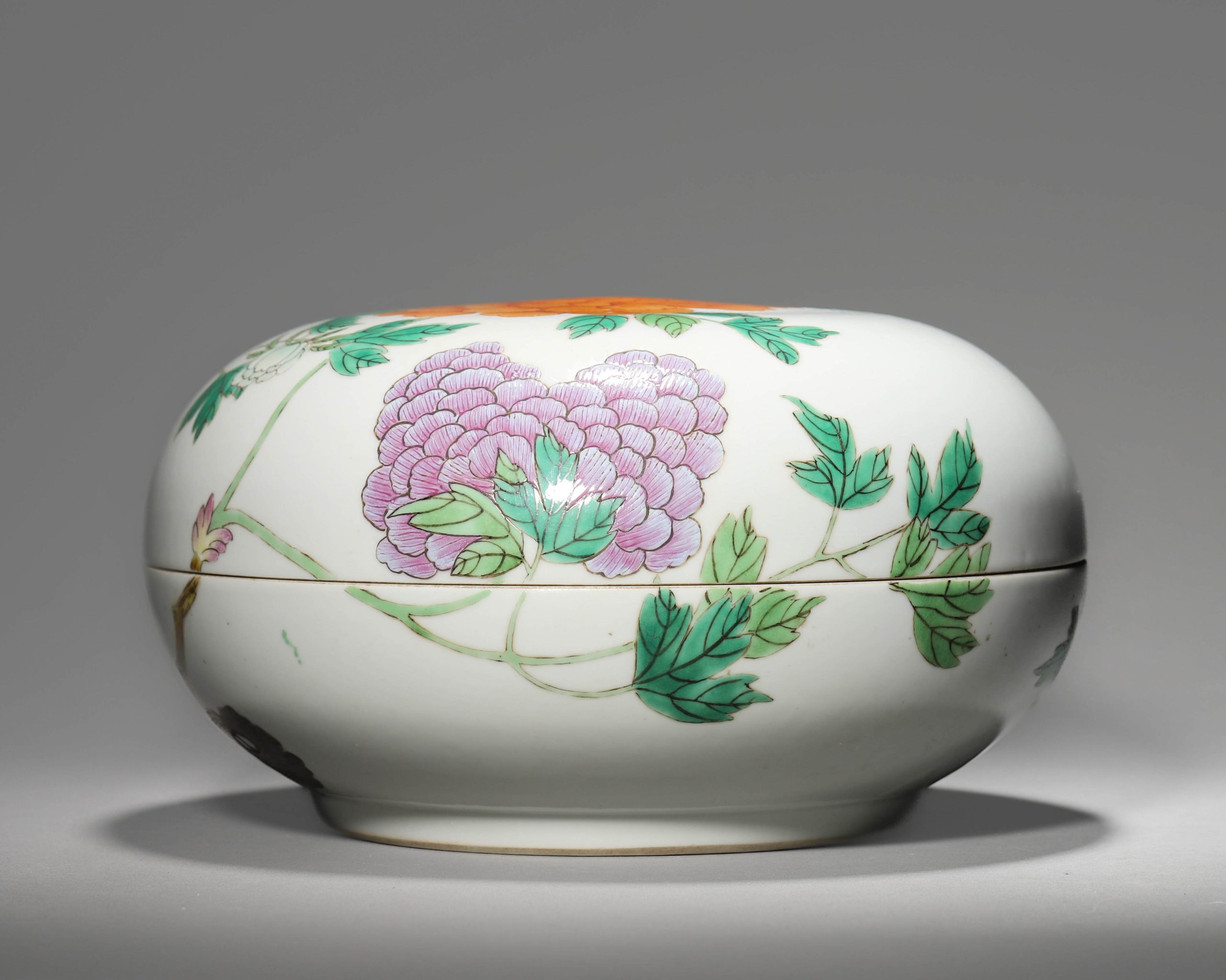 4030:A Chinese famille rose covered box with peony decoration, Qing Dynasty, Guangxu period.