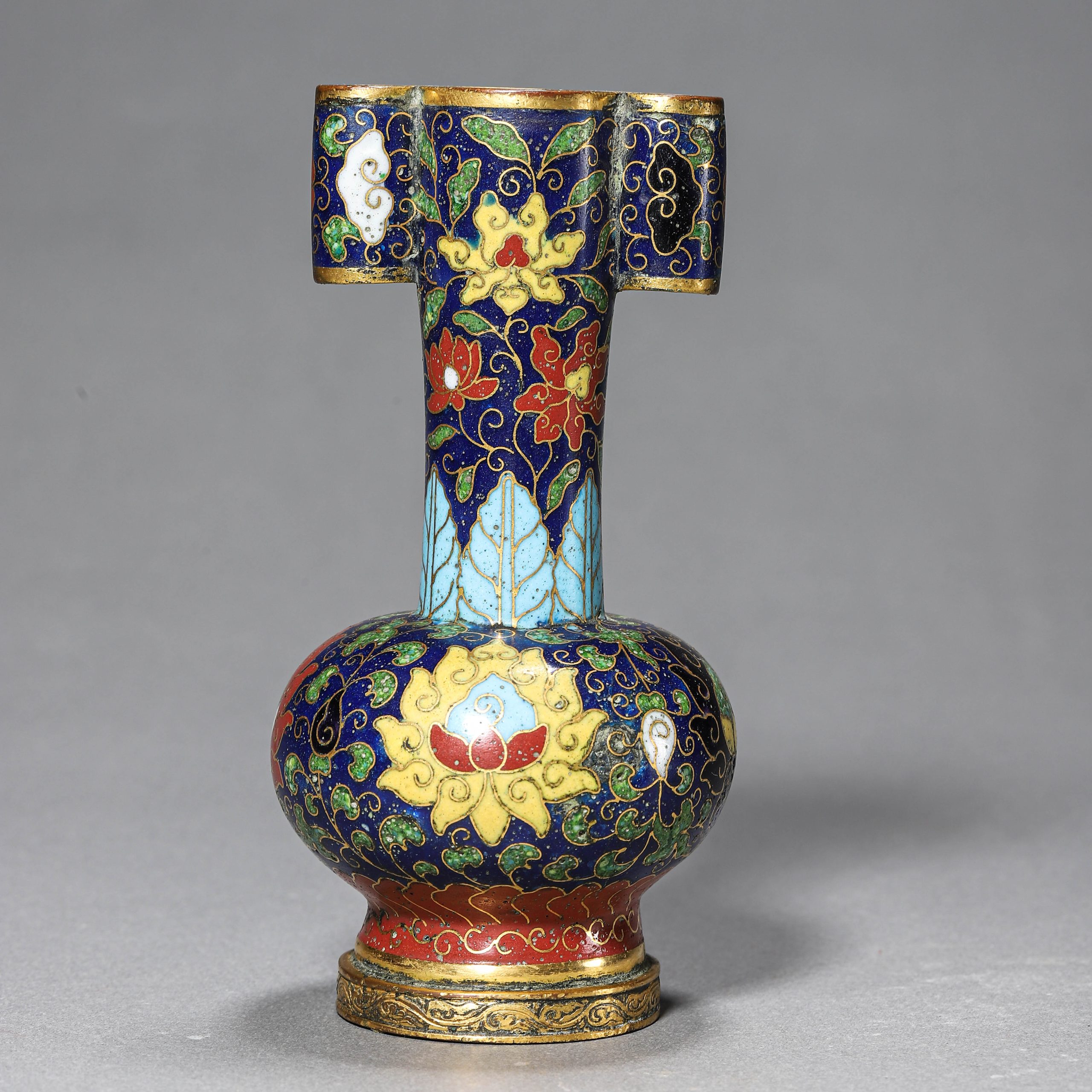 A CHINESE CLOISONNÉ DOUBLE EAR VASE, MARKED "JINGTAI NIAN ZHI," POSSIBLY MING DYNASTY, 15TH CENTURY.