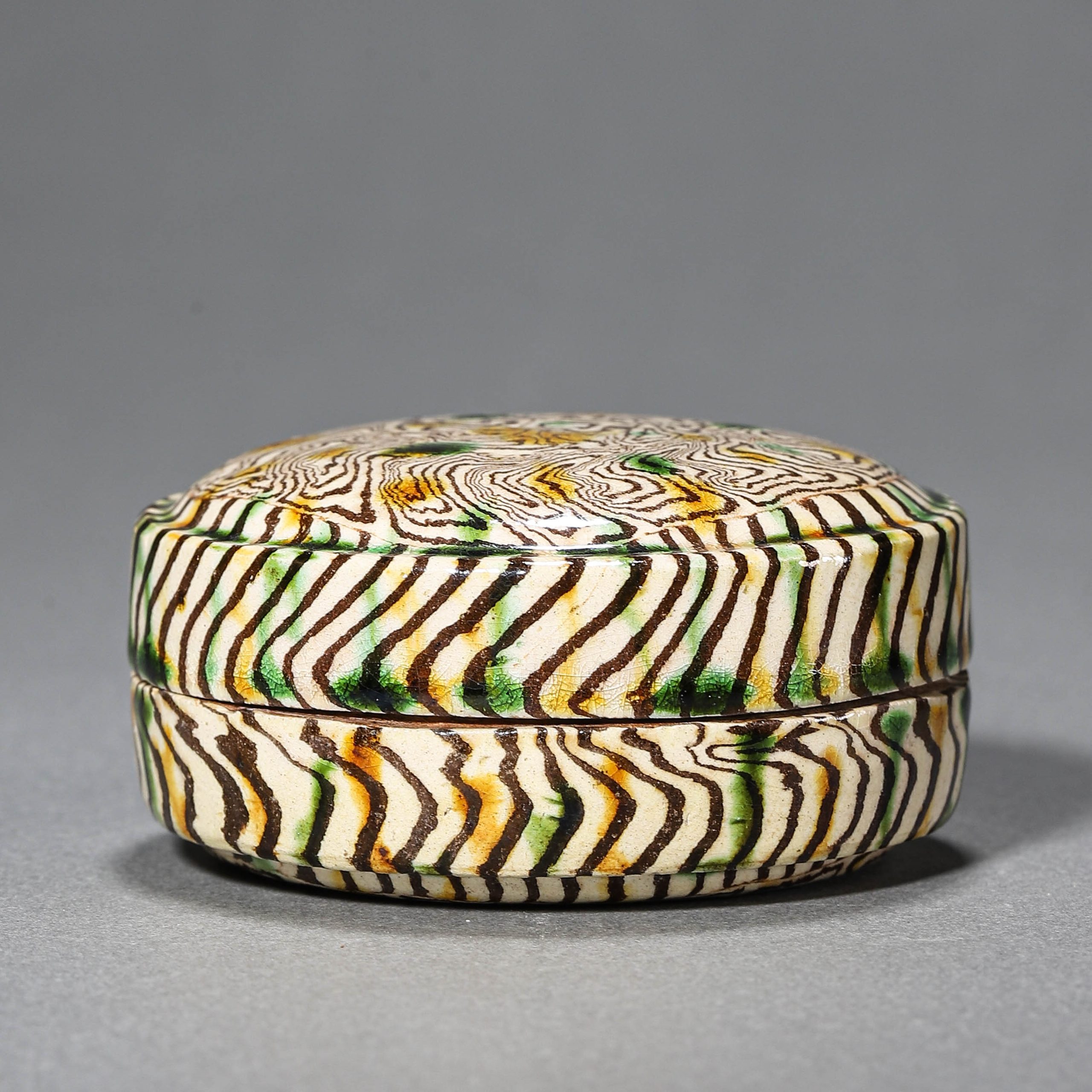 A CHINESE EARLIER SONG DYNASTY MARBLED SMALL PINK BOX, POSSIBLY 10TH CENTURY OR EARLIER.