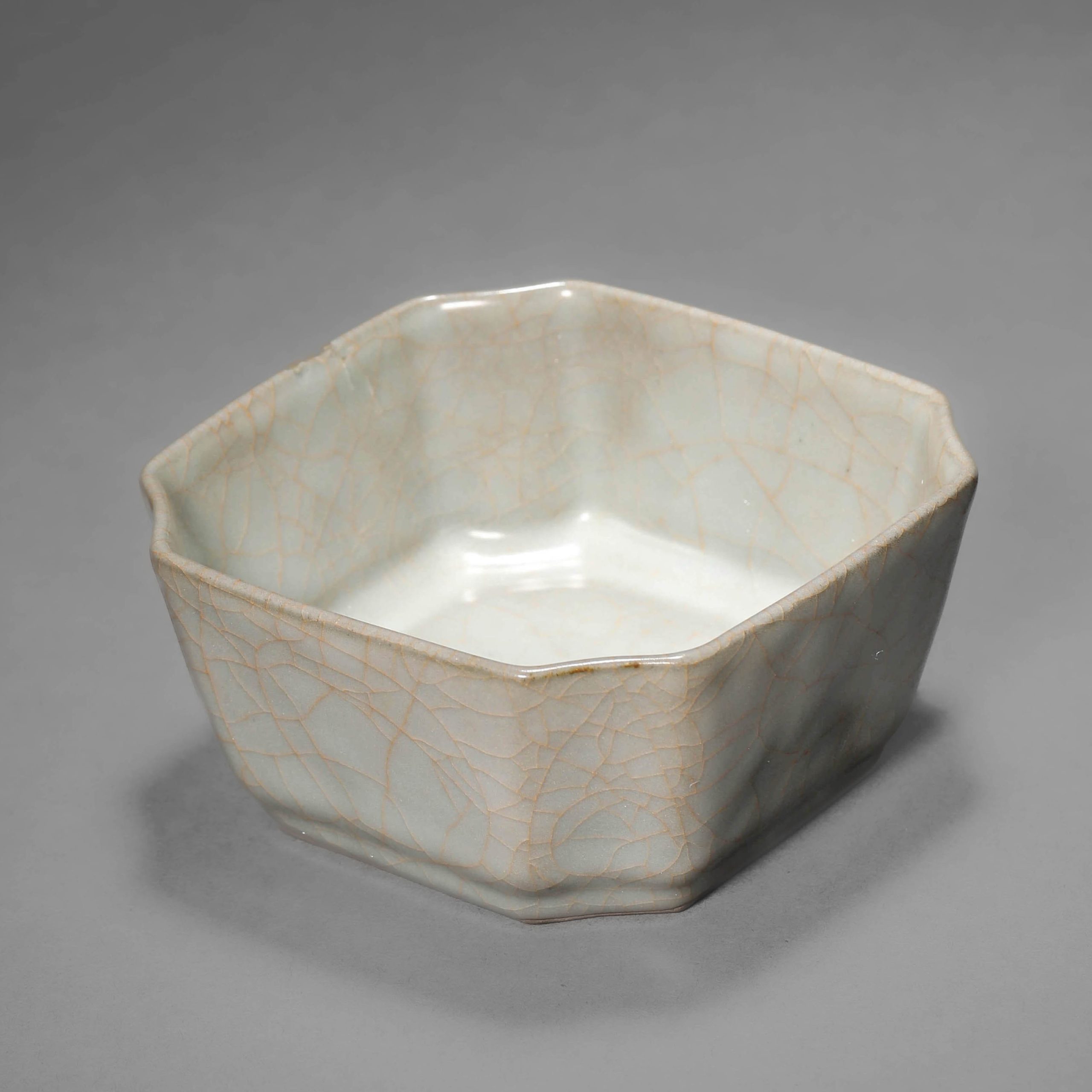 A CHINESE GEWARE BRUSH WASHER WITH MINOR CHIP, POSSIBLY QING DYNASTY, 18TH CENTURY.