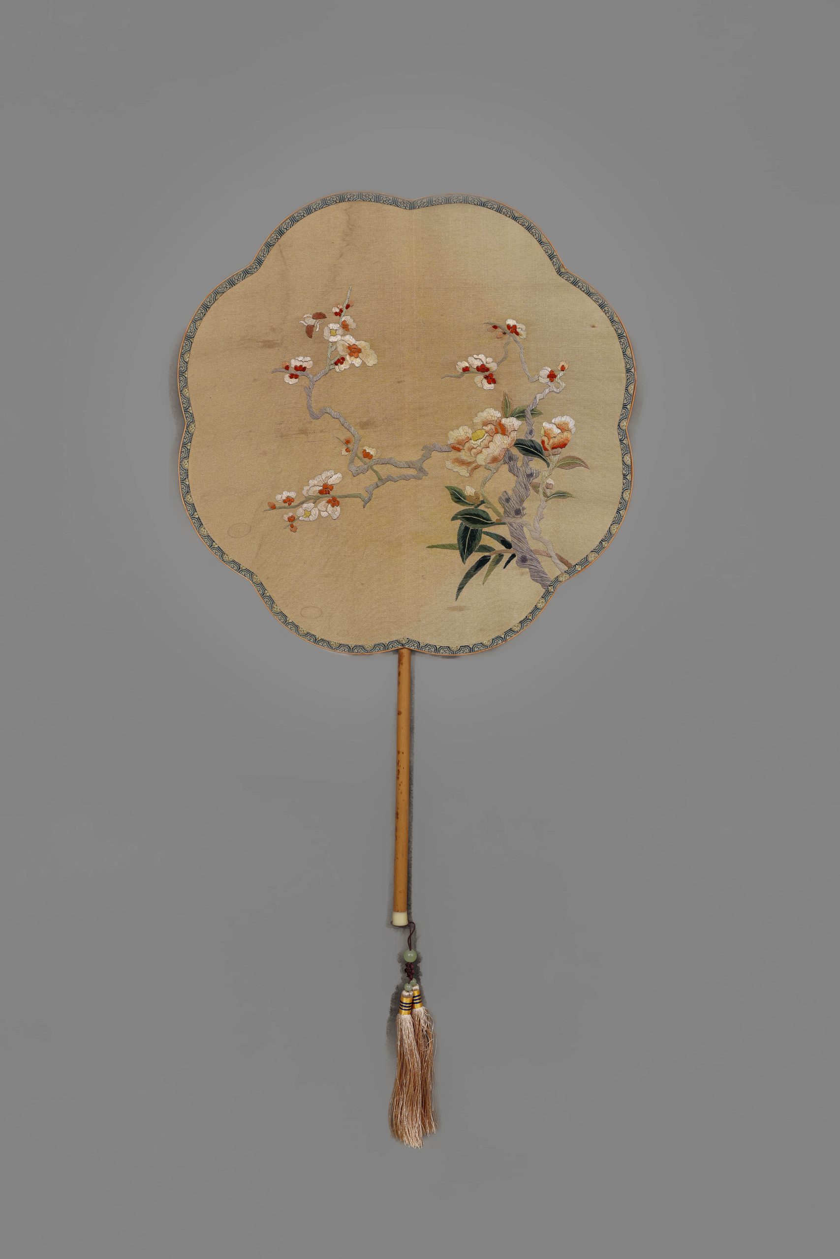 A CHINESE EMBROIDERED FAN WITH COURT SCENE, POSSIBLY QING DYNASTY, 18TH–19TH CENTURY.
