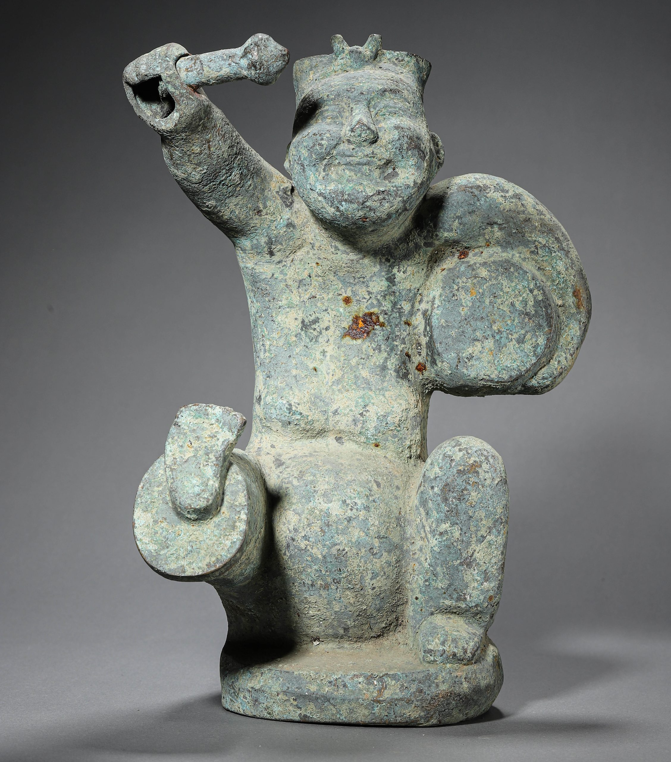 A CHINESE EARLIER SONG DYNASTY BRONZE DRUM AND SINGING FIGURE, POSSIBLY 10TH CENTURY OR EARLIER.