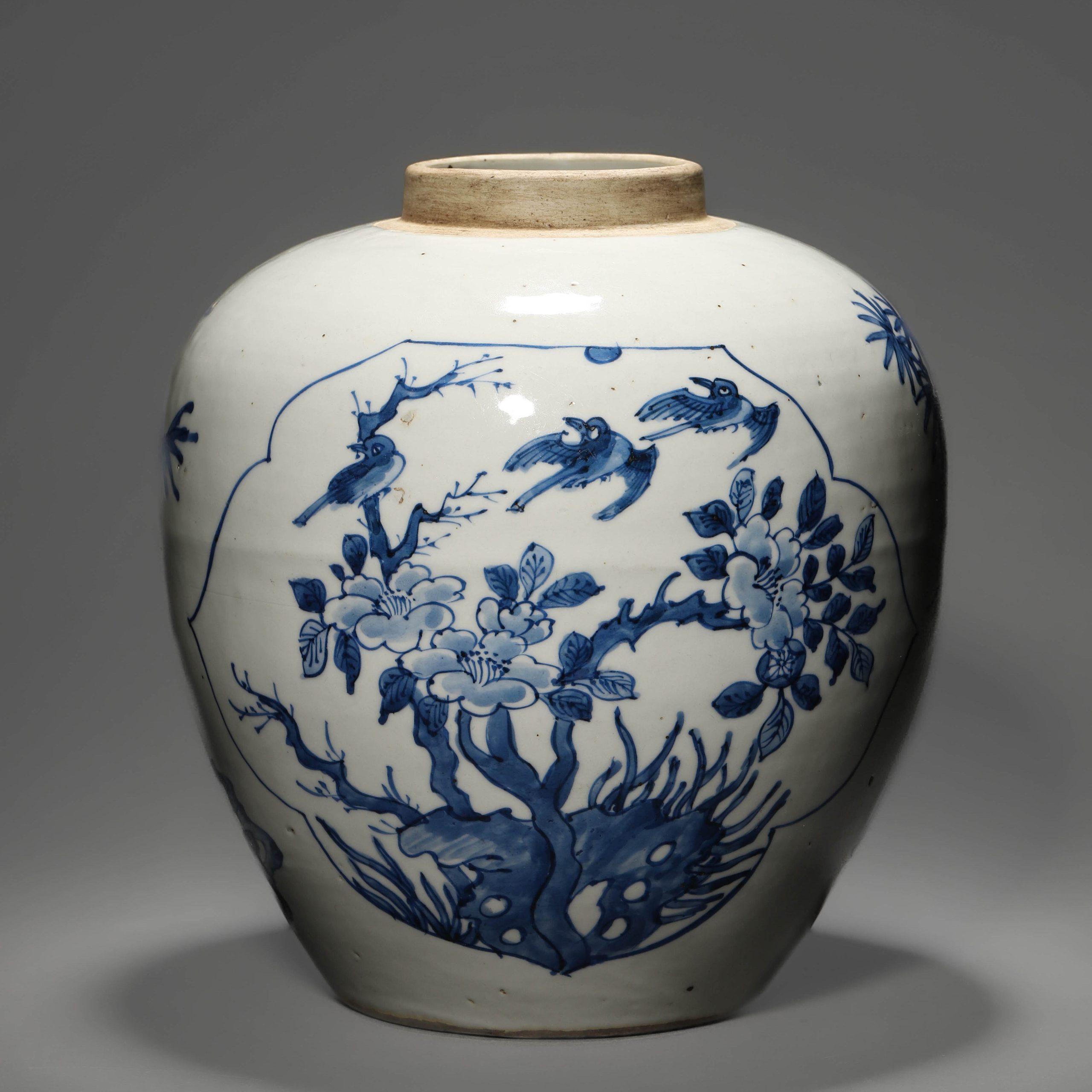 A CHINESE BLUE AND WHITE JAR WITH FLORAL RESERVE DESIGN, POSSIBLY MING DYNASTY, 16TH CENTURY.