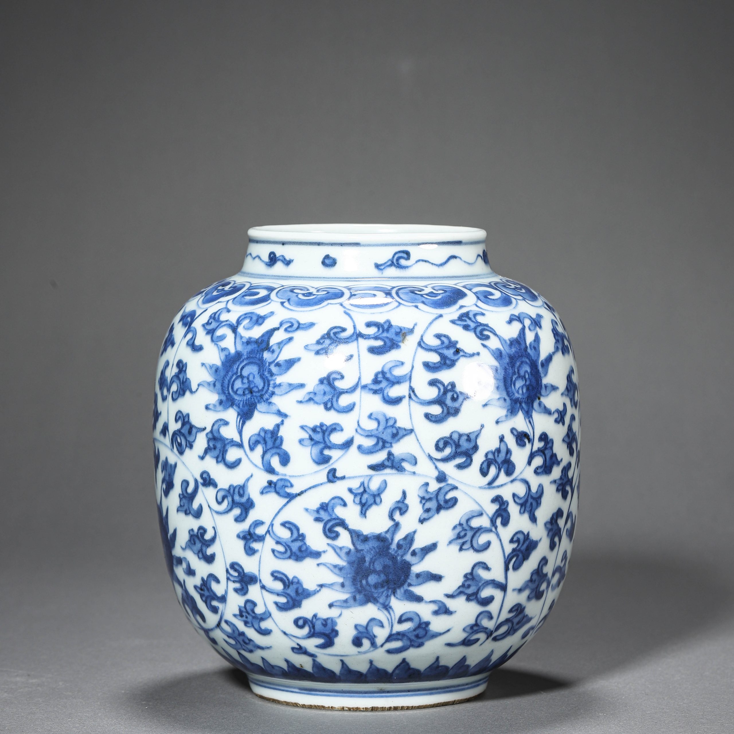 A CHINESE BLUE AND WHITE LOTUS SCROLL JAR, POSSIBLY QING DYNASTY, 18TH–19TH CENTURY.