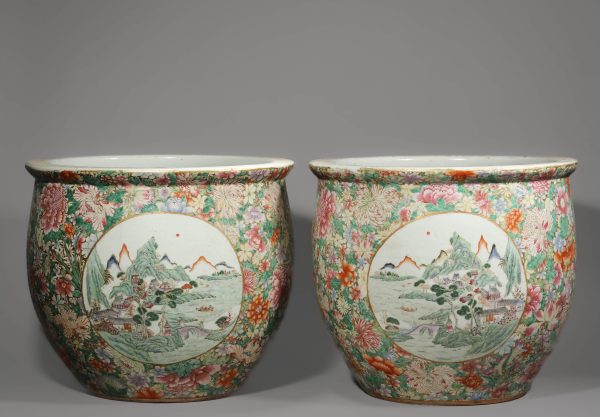 A PAIR OF CHINESE FAMILLE ROSE JARS, POSSIBLY QING DYNASTY.