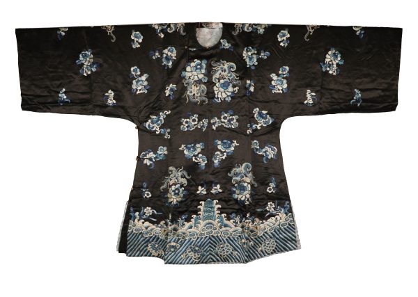 A CHINESE STONE-BLUE SATIN EMBROIDERED ROBE WITH FLOWERS